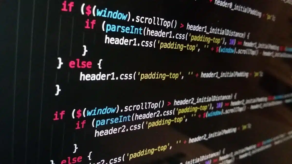 Desarrollador revisando herramientas de rendimiento web en monitor
