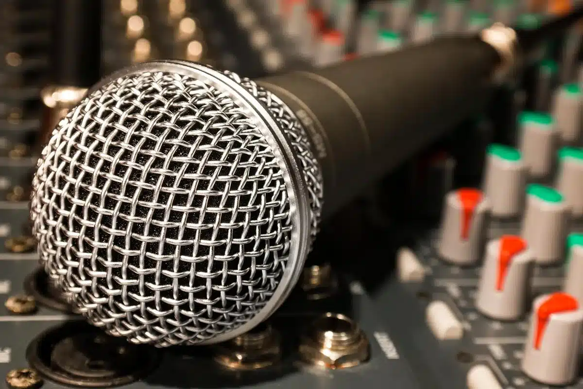 Micrófono y auriculares en estudio listos para grabar un podcast