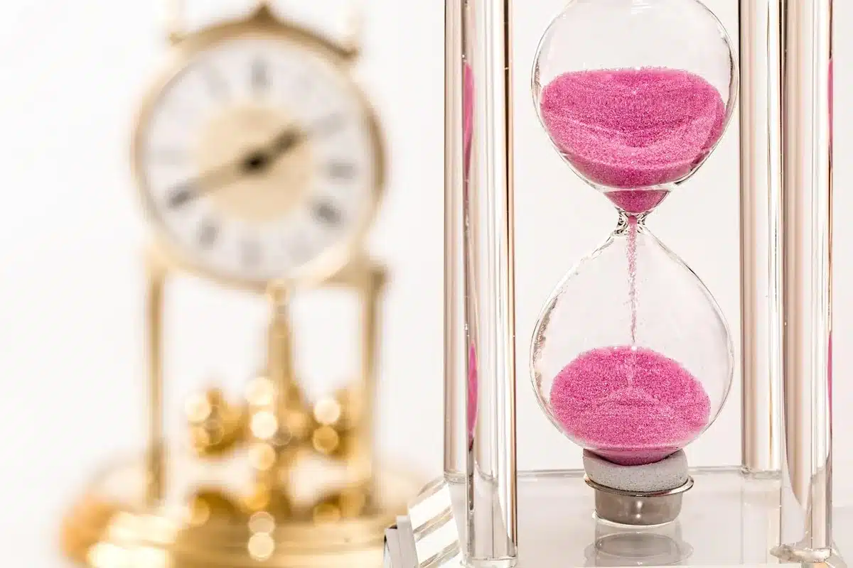 Calendario marcando del 3 de noviembre al 1 de diciembre con reloj