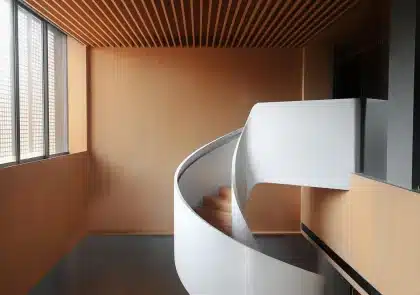 Manos anónimas introduciendo un disco en una consola genérica en un salón