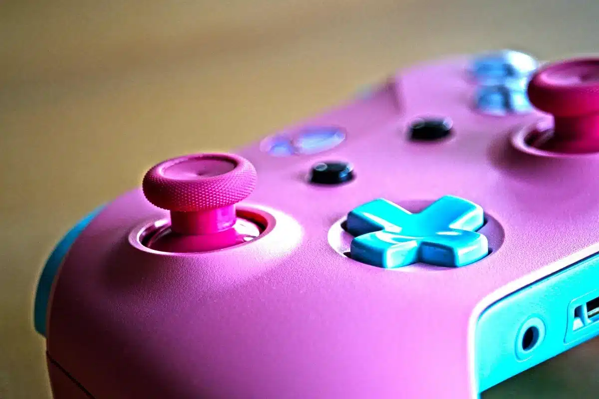 Cubiertas transl&uacute;cidas para PS5 Slim alineadas sobre fondo neutro