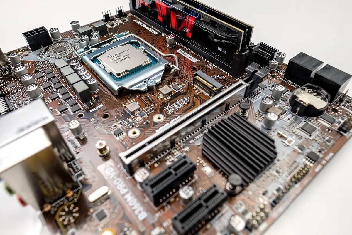 Banco de trabajo con módulos de memoria y SSD genéricos sobre mesa