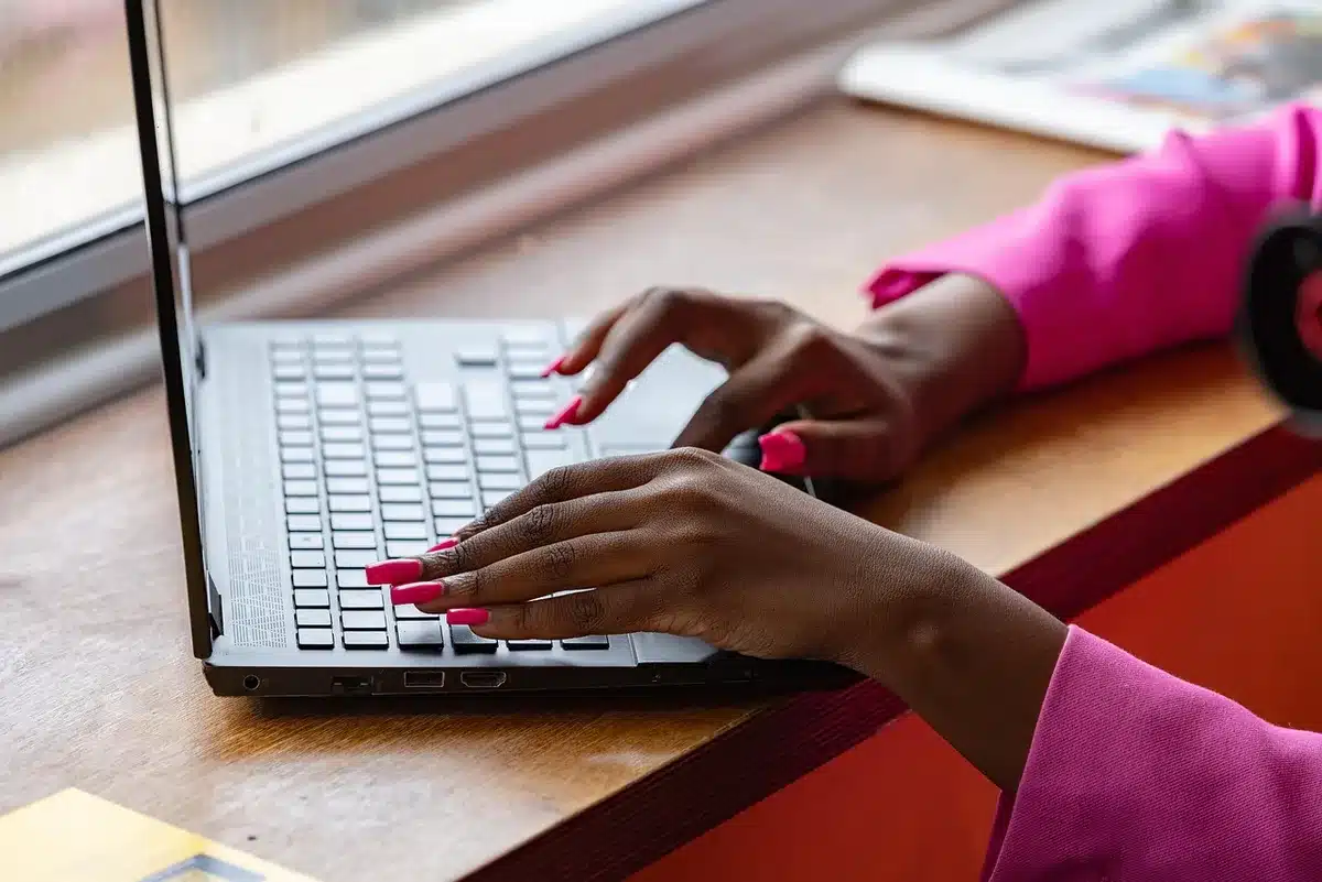 Teclado compacto 60% en escritorio con espacio para rat&oacute;n