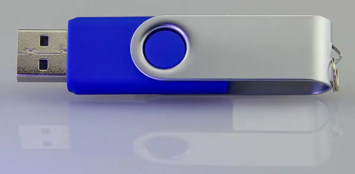 SSD NVMe junto a tarjeta gr&aacute;fica y cables, ilustrando DirectStorage