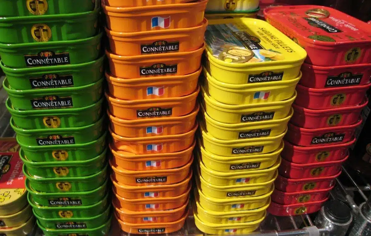 Cajas de videojuegos apiladas en una estantería