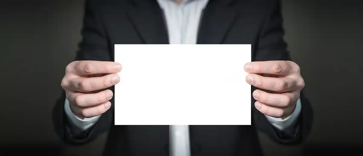 Comunicado oficial de la editora anunciado en escritorio con notas
