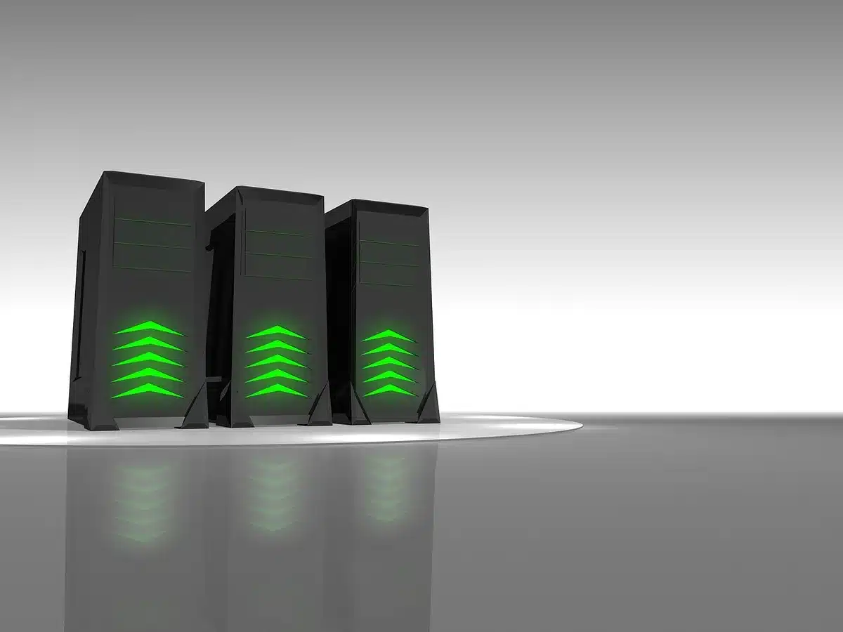 Técnico revisando actualizaciones de seguridad en servidores