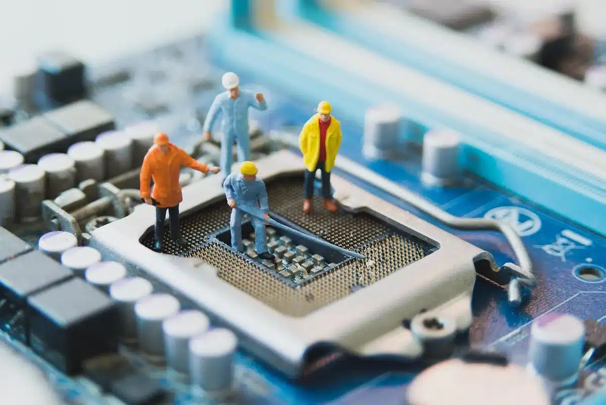 Varios chips y una placa base que evocan procesadores antiguos fuera de soporte