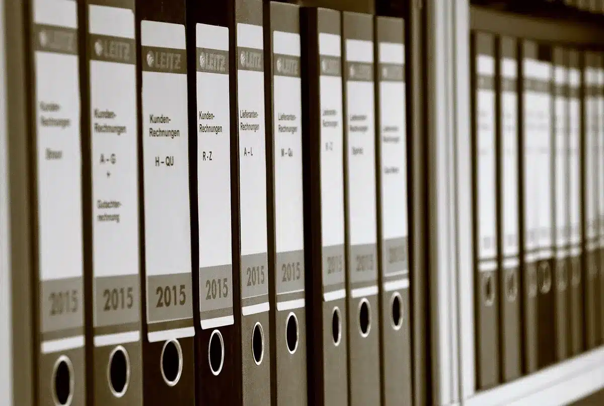 Explorador de archivos con pestañas y panel de vista previa mostrando documentos