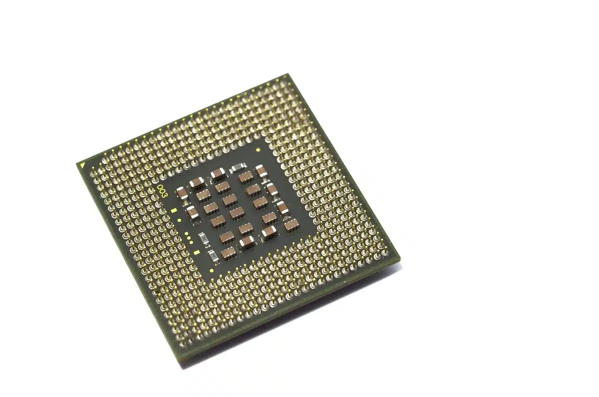 Portátil mostrando uso de CPU y GPU en un panel de control
