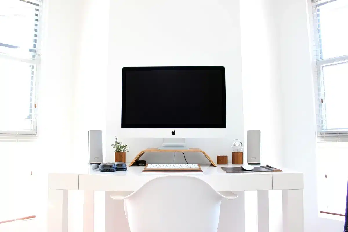 Portátil en un escritorio con configuración de energía abierta y manos sobre el teclado