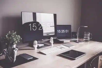 Ratón de juego sobre mesa frente a monitor de alta frecuencia