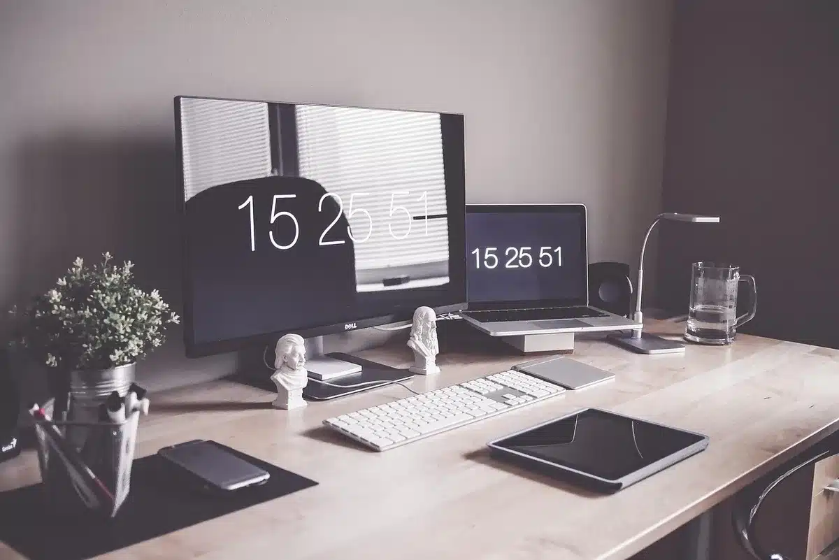 Ratón de juego sobre mesa frente a monitor de alta frecuencia