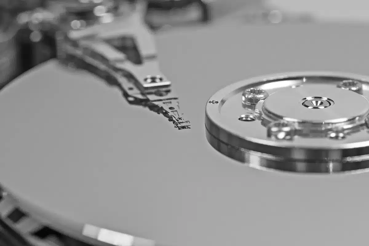 Administrador de tareas mostrando procesos ordenados por uso de CPU y disco