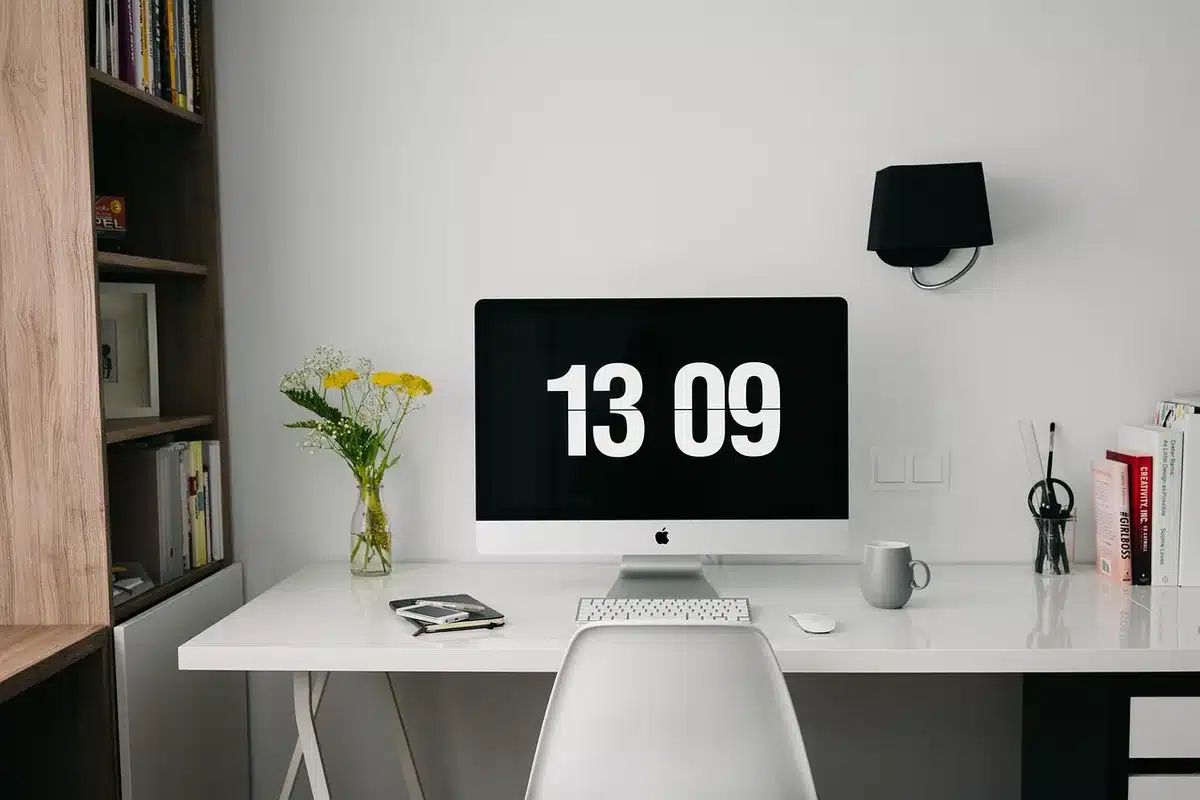 Escritorio con ordenador de principios de los 2000 y monitor CRT