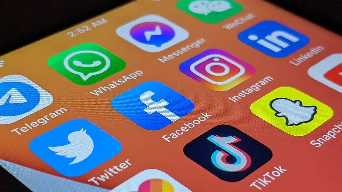 Barra de tareas con iconos y notificaciones en un escritorio
