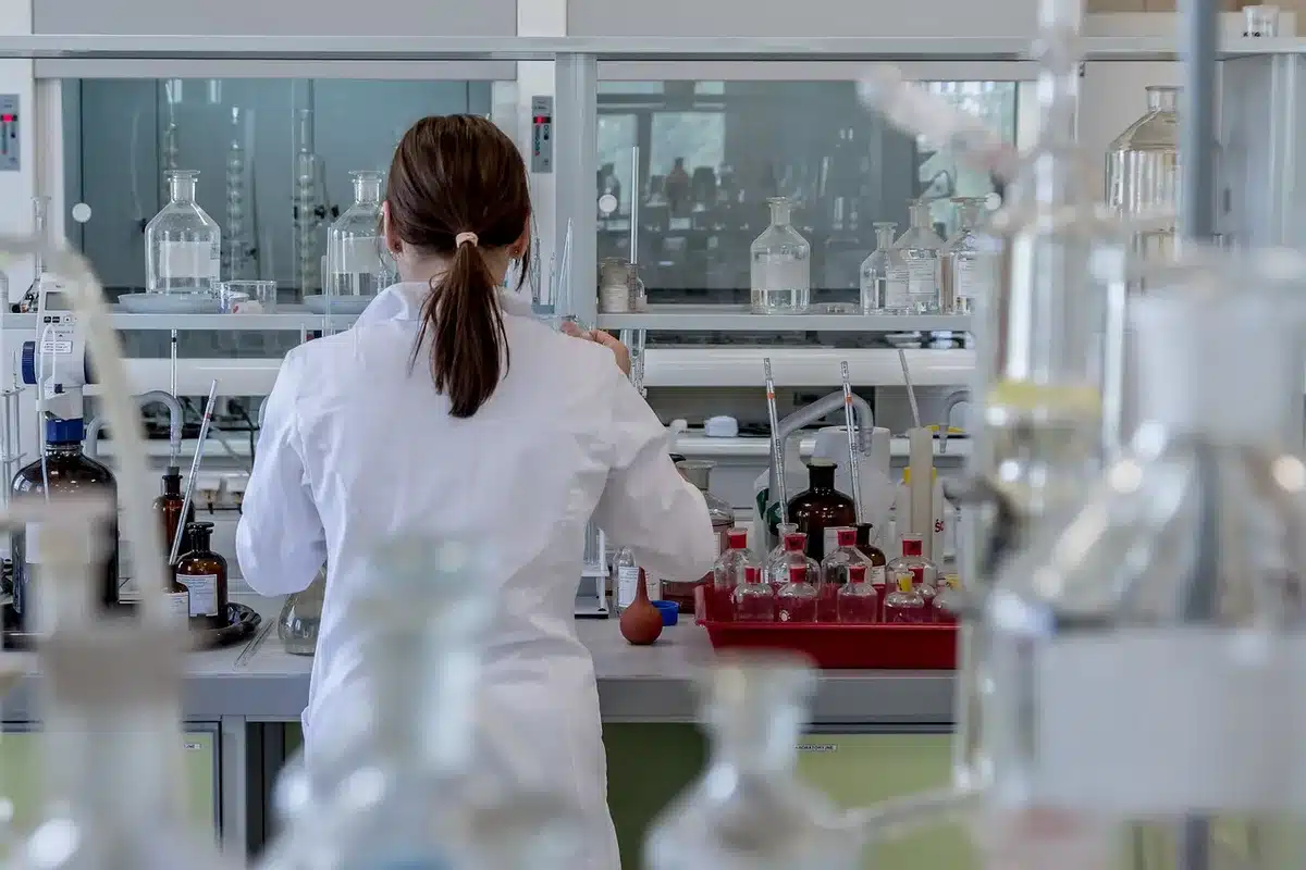 Equipo de desarrollo en sesión de trabajo en un laboratorio creativo